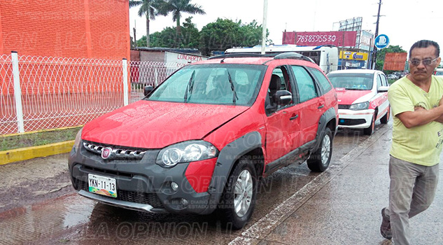 Se estrellan contra automóvil