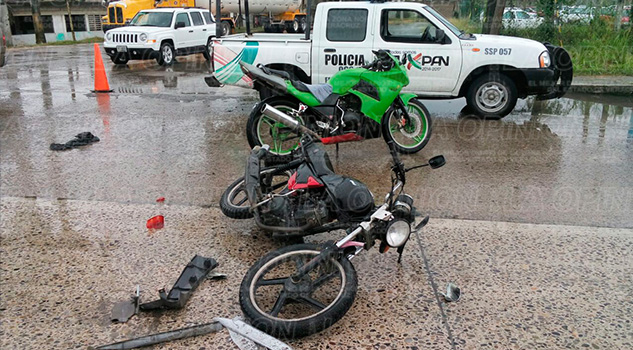 Se estrellan contra automóvil