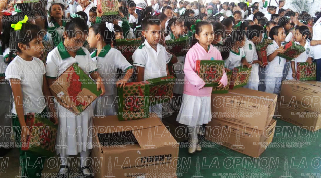 Alumnos de primaria reciben útiles escolares alumnos-de-primaria-reciben-utiles-escolares