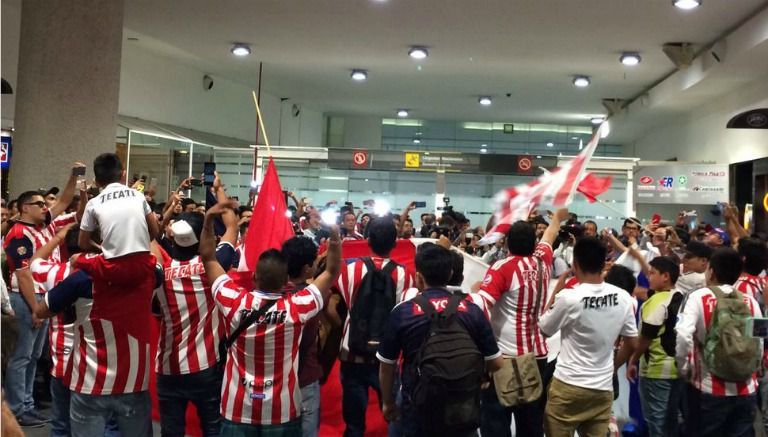 Chivas, con recibimiento de 'rockstar' en llegada a la CDMX
