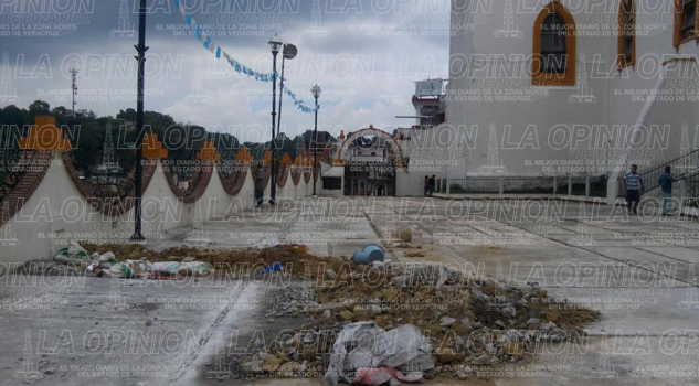 Con un parche de cemento, tierra y arena tapan socavón en Atrio de Iglesia con-un-parche-de-cemento-tierra-y-arena-tapan-socavon-en-atrio-de-iglesia