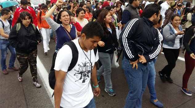Estudiantes a las calles estudiantes-de-la-universidad-veracruzana-marcharon