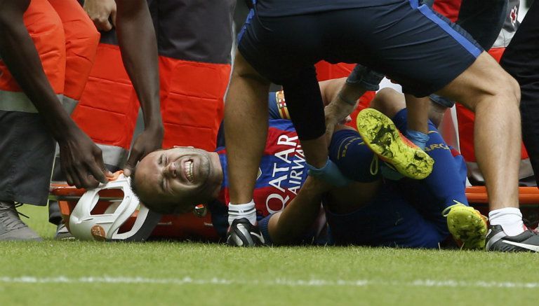 Iniesta sufre terrible lesión en la rodilla