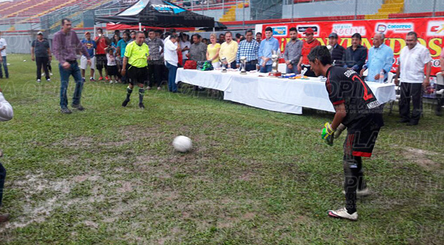 patada-inicial-torneo-de-barrios-2016