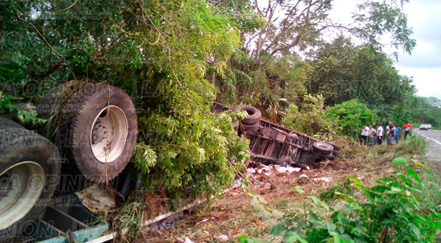 Curvas del Veladero cobran una víctima más trailer-accidente-curva-veladero
