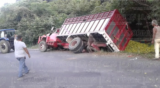 VIDEO: Vuelca camión naranjero en el tramo Las Piedras-El jobo