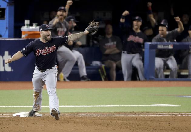 Cleveland pega primero