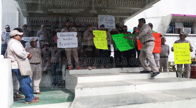 Bloquean entrada a la Jurisdicción Sanitaria de Tuxpan bloquean-entrada-a-la-jurisdiccion-sanitaria-de-tuxpan
