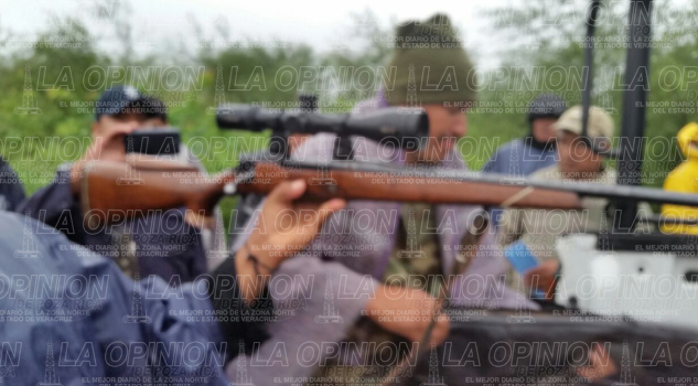 Detienen a 10 hombres armados