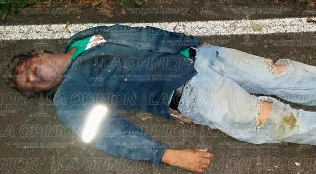 Encuentran muerto a motociclista motociclista-muerto-carretera