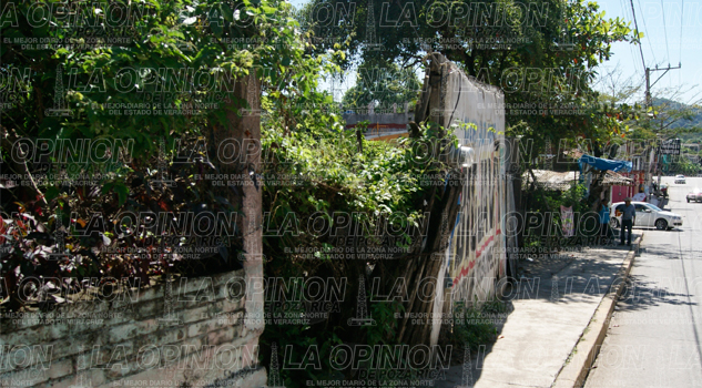 Peligro por barda a punto de caer peligro-por-barda-a-punto-de-caer