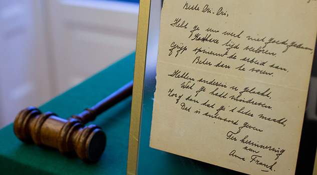 Poema firmado por Ana Frank fue vendido en 140 mil euros poema-firmado-por-ana-frank-fue-vendido-en-140-mil-euros