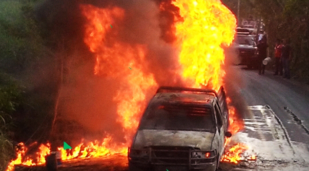 Se incendia camioneta en la carretera se-incendia-camioneta-en-la-carretera