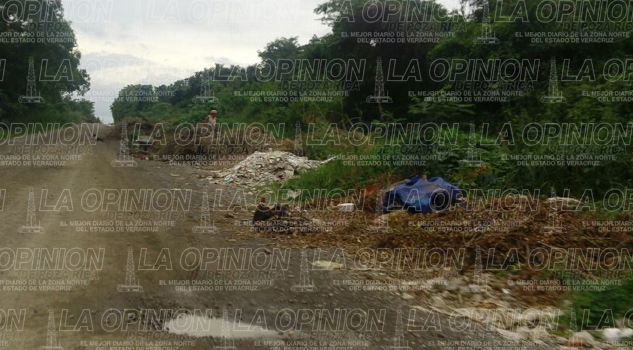 Tiran desperdicios en el camino que lleva al basurero tiran-desperdicios-en-el-camino-que-lleva-al-basurero