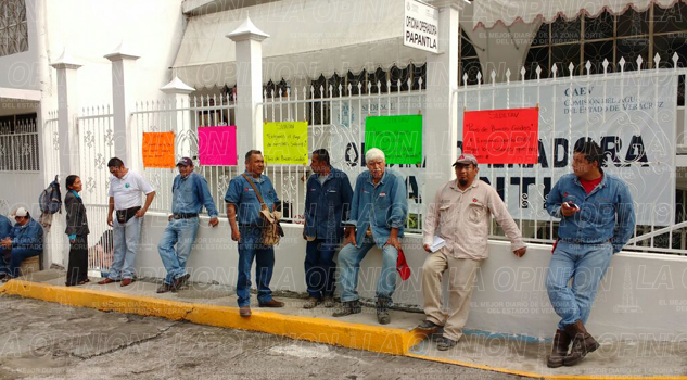 Toman las oficinas de la CAEV en Papantla toman-las-oficinas-de-la-caev-en-papantla