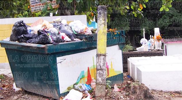 Toneladas de basura en cementerios toneladas-de-basura-en-cementerios