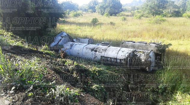 Vuelca pipa cargada de agua vuelca-pipa-cargada-de-agua