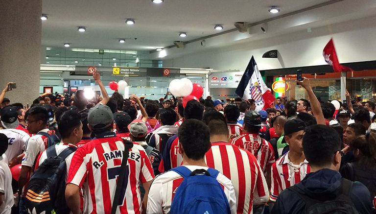 Afición de Chivas 'invade' aeropuerto de la CDMX