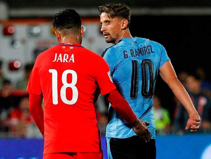 Jara lo vuelve a hacer y toca trasero de otro uruguayo