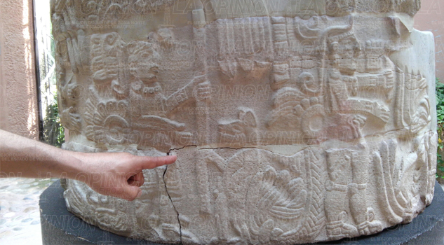 Museo de Sitio en el abandono CADA que llueve se moja este fragmento de una columna