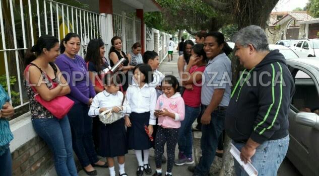 Padres de familia exigen maestro de primaria Padres de familia exigen maestro de primaria