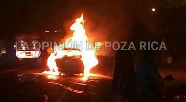 Arde automóvil en carretera Arde automóvil en Carretera