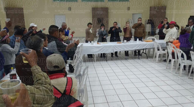 Alcalde de Tihuatlán realiza el tradicional brindis Alcalde de Tihuatlán realiza el tradicional brindis