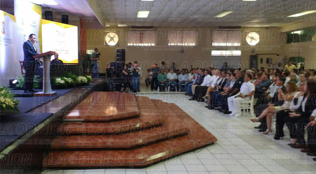 Alcalde de Tihuatlán rinde su tercer informe de labores Alcalde de Tihuatlán rinde su tercer informe de labores