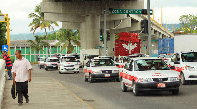 Amagan taxistas con subir pasaje Amagan taxistas con subir pasaje