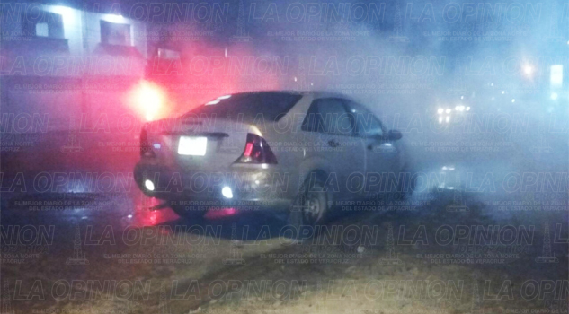 Arde auto por un cortocircuito arde-auto-por-un-cortocircuito