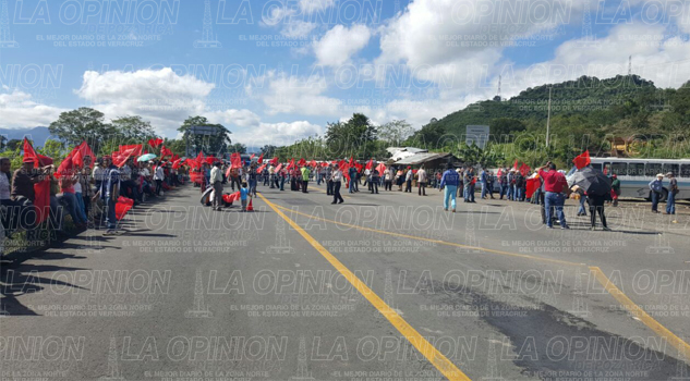 Antorchistas toman la carretera federal México-Tuxpan Bloquean la carretera federal México-Tuxpan