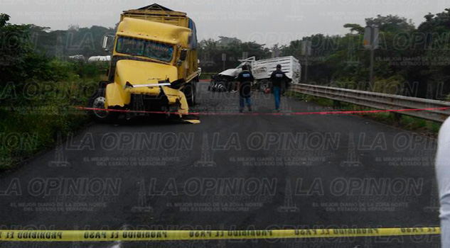 Muere al impactarse contra camión camion-camioneta-muere