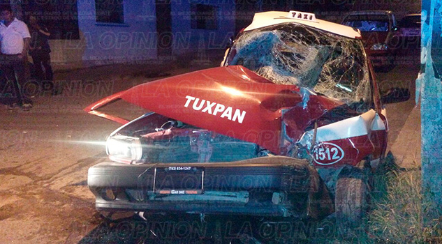 Dos vehículos embisten a un taxi