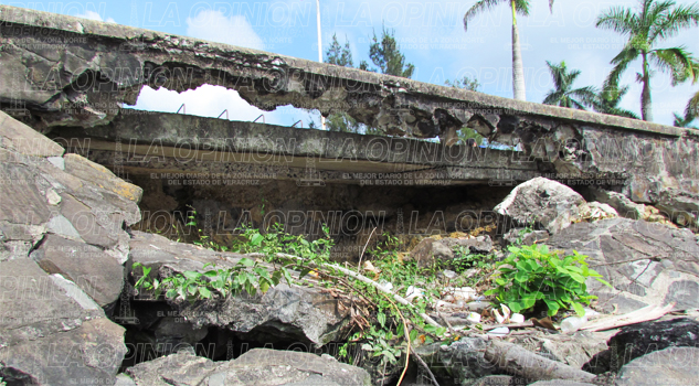 Colapsan tramos del muro del río Colapsan tramos del muro del río