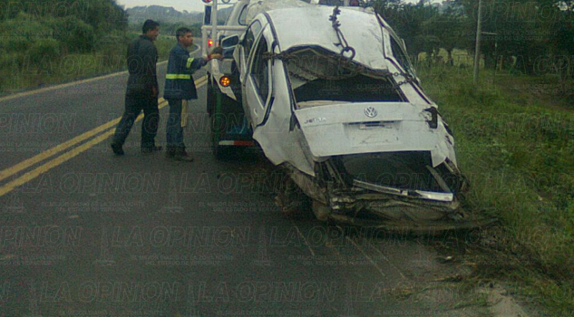Destroza auto, pero logra salir con vida Destroza auto, pero logra salir con vida