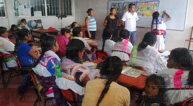 Enseñan en Tutunakú Enseñan en Tutunakú