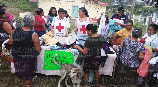 Entregan apoyos a personas de escasos rersos