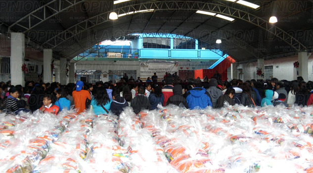 Entregan becas a niños y jóvenes Entregan becas a niños y jóvenes