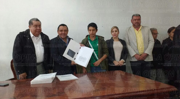 Entregan escrituras a familias Entregan escrituras a familias