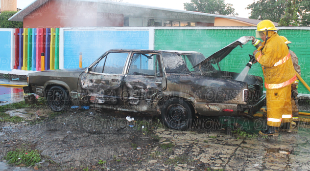 Incendian auto y camioneta incendian-auto-y-camioneta