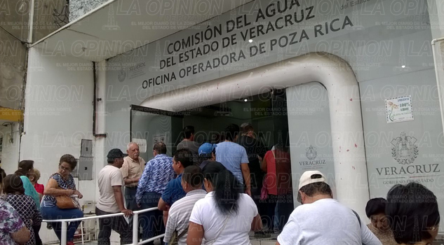 Largas filas para realizar el pago anual anticipado del agua Largas filas para realizar el pago anual anticipado del agua