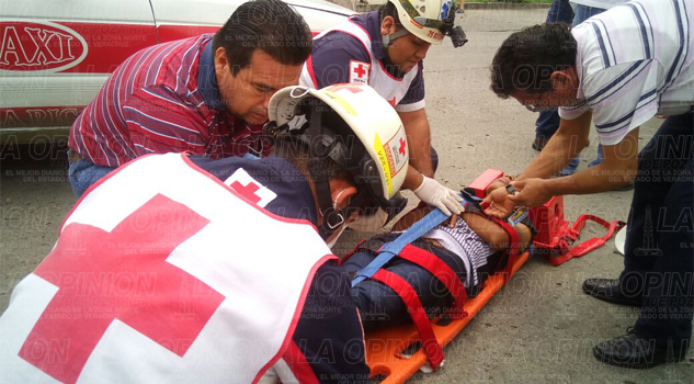Motociclistas embestidos por un taxi Motociclistas embestidos por un taxi