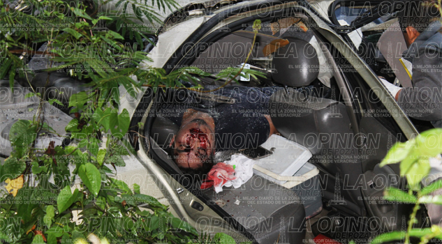 Muere prensado en su auto Muere prensado en su auto