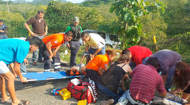 3 lesionadas en volcadura mujeres-lesionadas-accidente