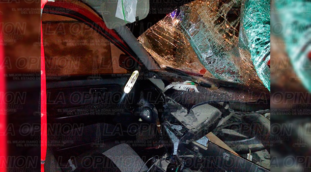 Dos vehículos embisten a un taxi