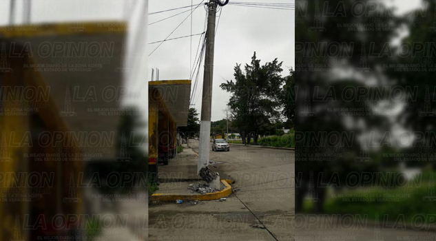 Peligro por poste de luz a punto de caer Peligro por poste de luz a punto de caer