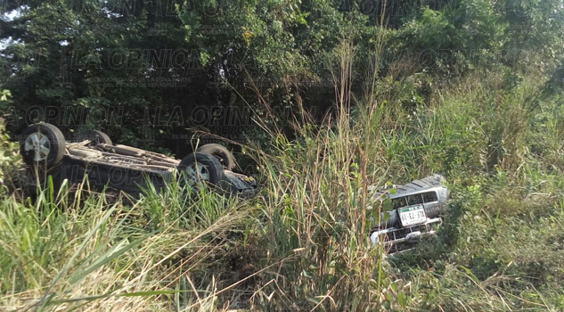 Por rebasar provocó aparatoso accidente Por rebasar provocó aparatoso accidente