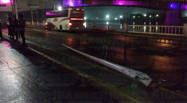 Se estrella contra poste de alumbrado público se-estrella-contra-poste-de-alumbrado-publico1