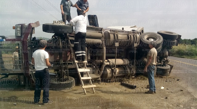 Se salva de morir en volcadura de tráiler se-salva-de-morir-en-volcadura-de-trailer