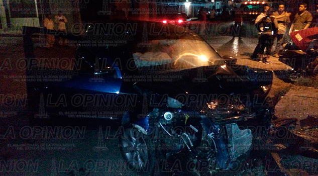 Dos vehículos embisten a un taxi